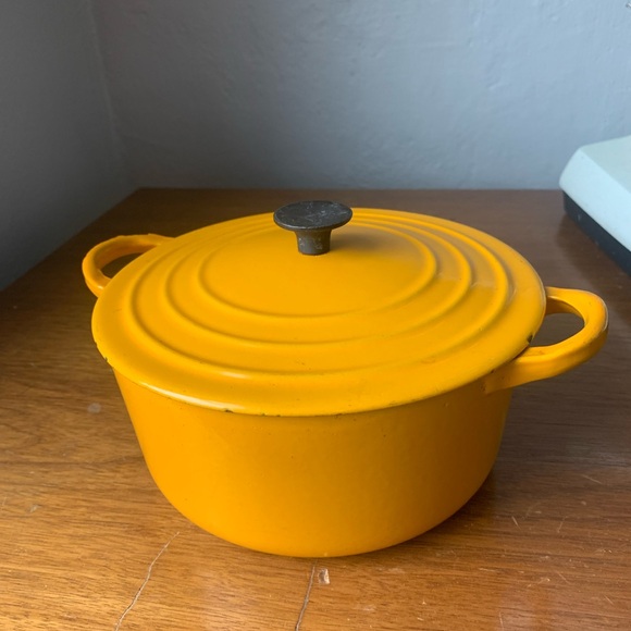 Le Creuset Yellow Cookware Dutch Oven - Picture 1 of 9
